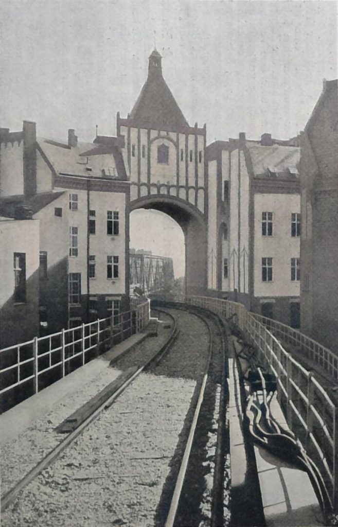Abbildg. 38. Durchbrechung des Häuserblockes zwischen Srebbiner- und Luckenwaldstrasse. (Daneben das Kraftwerk)