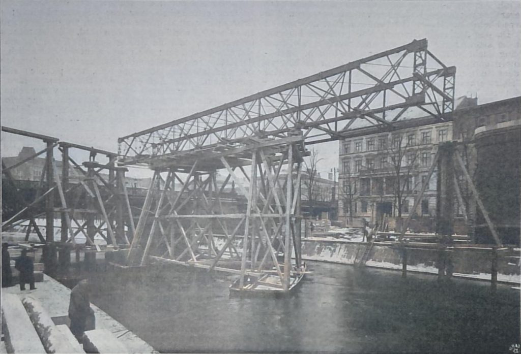 Abbildg. 43. Schwimmend aufgestellte Montage-Rüstung für die Ueberbrückung des Landwehr-Kanales
