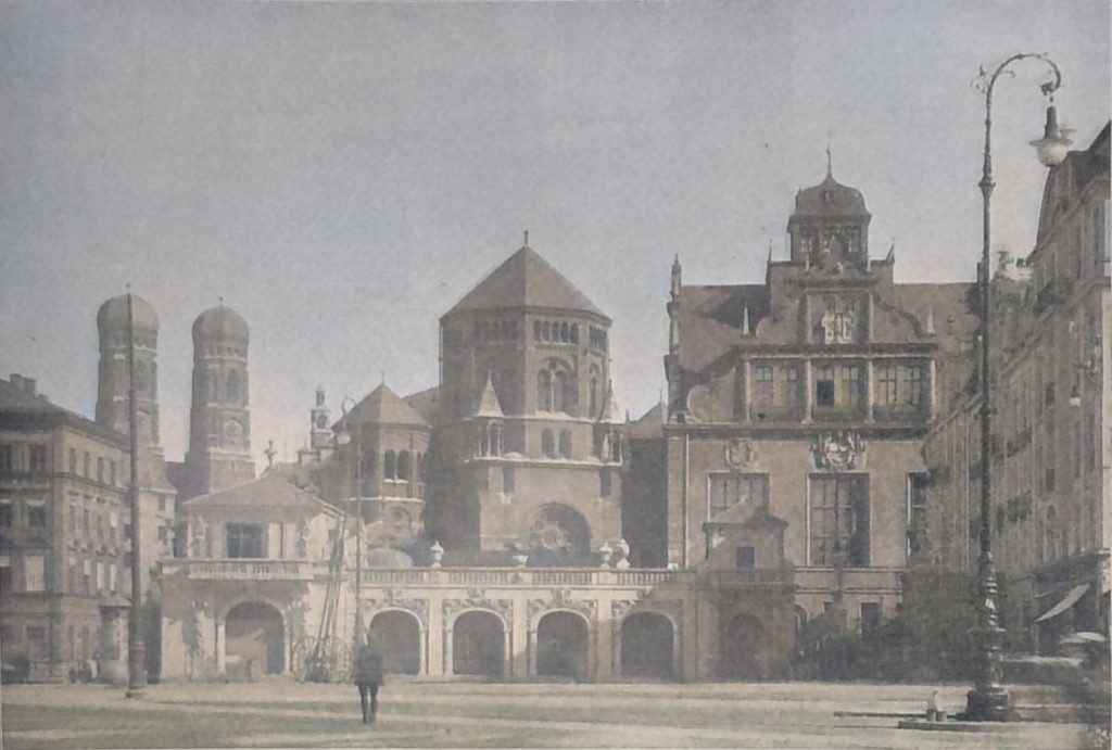 Ansicht vom Maximiliansplatz aus gegen die Synagoge und die Frauenkirche