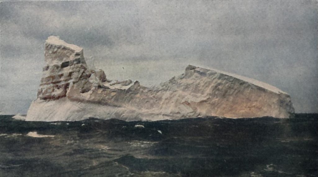 Ein schwimmender Eisberg, wie sie in der Schiffahrtslinie nach Newyork auftreten